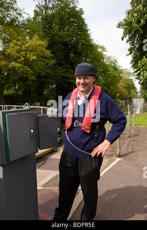 L'Angleterre, Berkshire, Beaconsfield Lock Keeper Alan Benge le fonctionnement des écluses à alimentation électrique Banque D'Images