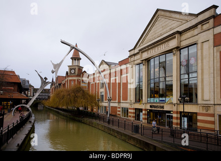 Le centre commercial au bord de l'eau et rivière Witham dans Lincoln, en Angleterre. Banque D'Images