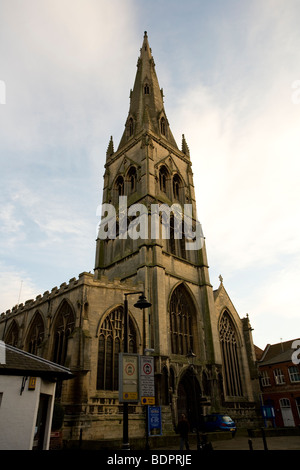 Église paroissiale St Mary Magdalene, Newark-on-Trent, Nottinghamshire, avec sa flèche gothique de 242 pieds. Banque D'Images