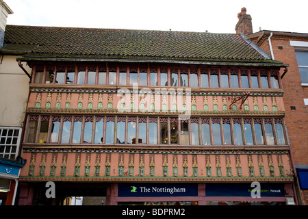 Un cadre en bois traditionnel bâtiment tudor encore en usage aujourd'hui. Banque D'Images