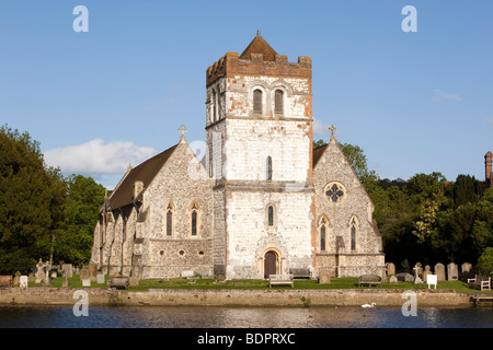 Royaume-uni, Angleterre, Berkshire, Bisham, Thames Rivière All Saints Church avec vue craie (clunch) tour en pierre Banque D'Images