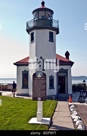 Approche à Alki Point Lighthouse sur le Puget Sound à l'entrée de la baie Elliott Seattle Washington Banque D'Images