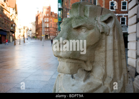 Lion en pierre typique à l'entrée de la Nottingham Council House Building sur la place du Vieux Marché. Banque D'Images