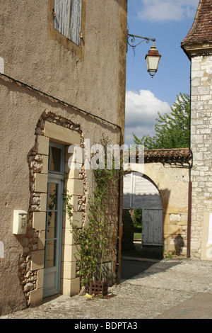 Rue typique de la la bastide de Monpazier, Dordogne Banque D'Images