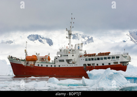 Navire Antarctic Dream dans Neko Cove (Harboor), l'Antarctique. Banque D'Images