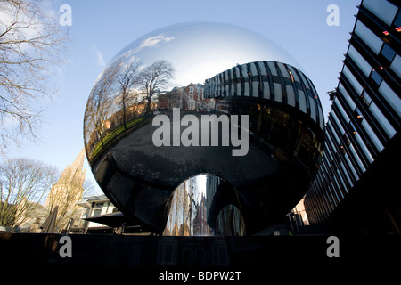 La sculpture moderne, Sky Mirror par Anish Kapoor en dehors de la Nottingham Play House Theatre Banque D'Images