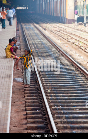 Les sans-abri Les garçons indiens sur les voies à la gare de Sealdah à Calcutta Inde Banque D'Images