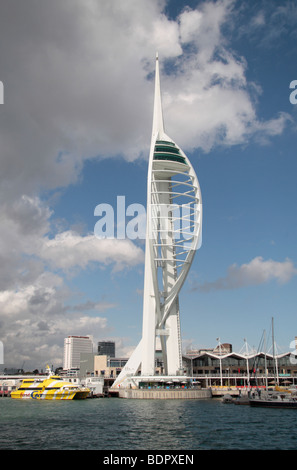 La superbe tour Spinnaker monte sur le Solent et le port de Portsmouth, Hampshire, Royaume-Uni. Banque D'Images