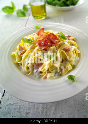 Les pâtes avec sauce cabonara tagliatelli Banque D'Images