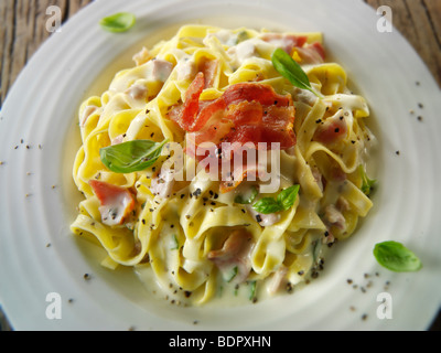 Les pâtes avec sauce cabonara tagliatelli Banque D'Images