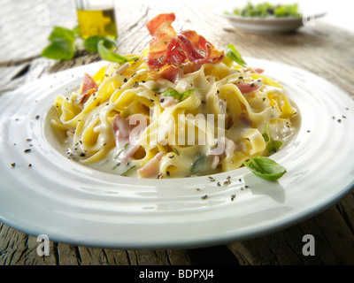 Les pâtes avec sauce cabonara tagliatelli Banque D'Images