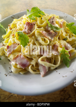 Tagliatelli avec sauce cabonara Banque D'Images