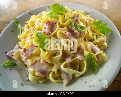 Tagliatelli avec sauce cabonara Banque D'Images