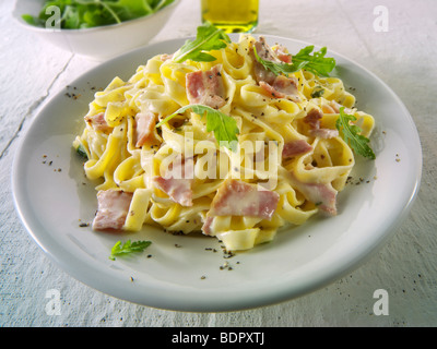 Tagliatelli avec sauce cabonara Banque D'Images