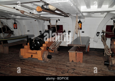 Une vue interne d'un canon de 32 livres en position sur la partie inférieure du pont d'armes à feu à bord du HMS Victory, Portsmouth Historic Dockyard, UK. Banque D'Images