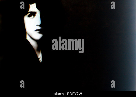 Un visage de femme dans le noir Banque D'Images
