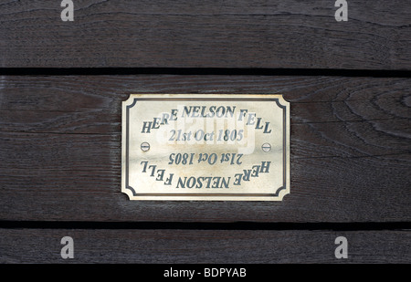 La plaque sur le pont de quart, le HMS Victory, marquant l'endroit où le Vice-amiral Lord Nelson est tombé le 21 octobre 1805. Banque D'Images