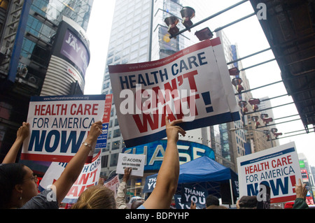 Des milliers de partisans de la réforme des soins de santé se réunissent à Times Square à New York Banque D'Images