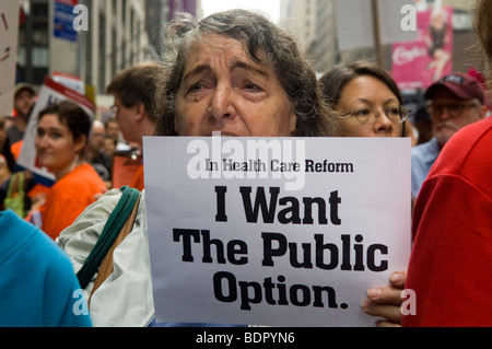 Des milliers de partisans de la réforme des soins de santé se réunissent à Times Square à New York Banque D'Images