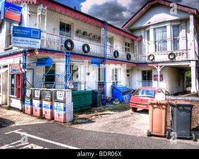 Un ancien garage avec une petite voiture dans le lecteur Banque D'Images