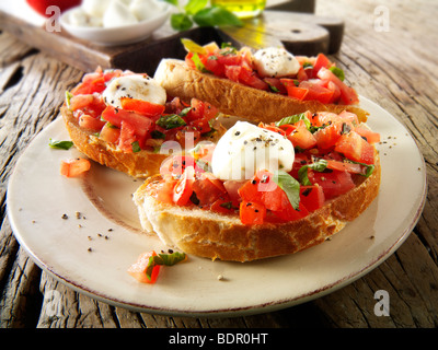 Tomates beefsteak haché frais avec mozerellas mini bruschettas Banque D'Images