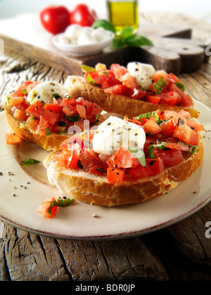 Tomates beefsteak haché frais avec mozerellas mini bruschettas Banque D'Images