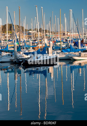Voiliers au port. Fishermans warf. La baie de Monterey, Californie Banque D'Images