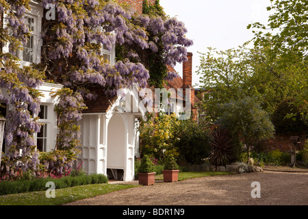 L'Angleterre, dans le Buckinghamshire, Marlow, St Peter Street, glycines hung Georgian avant du doyenné, maison la plus ancienne 1300s Banque D'Images