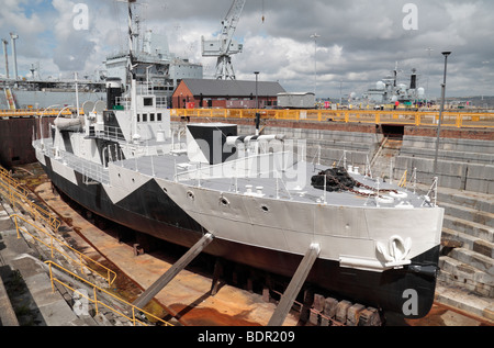 Le HMS surveiller M33 en cale sèche au chantier naval historique de Portsmouth, Hampshire, Royaume-Uni. Banque D'Images