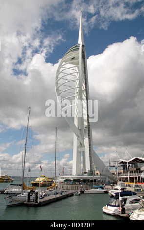 La superbe tour Spinnaker monte sur le Solent et le port de Portsmouth, Hampshire, Royaume-Uni. Banque D'Images