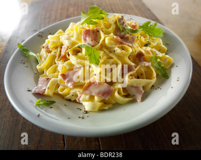 Tagliatelli avec sauce cabonara Banque D'Images