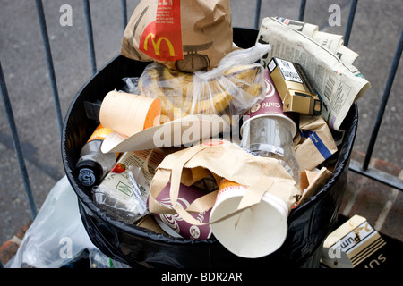 Un casier du métal argent débordant rempli de déchets et ordures débordant dans la région de Brighton, East Sussex, UK. Banque D'Images