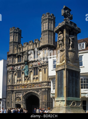 La Grande-Bretagne, l'Angleterre, Kent, Caterbury, vue de Christ Church Gate à la Cathédrale de Canterbury avec War Memorial sur marché du beurre Banque D'Images