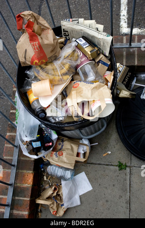 Un casier du métal argent débordant rempli de déchets et ordures débordant dans la région de Brighton, East Sussex, UK. Banque D'Images