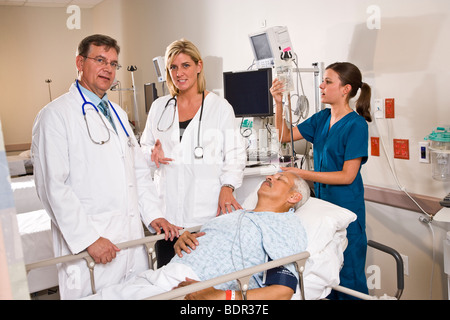 Les médecins et infirmières de l'hôpital en salle de réveil avec patient Banque D'Images