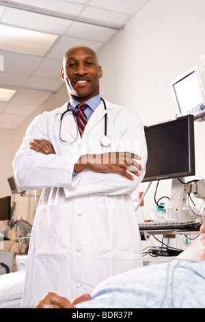 Médecin afro-américain à l'hôpital salle de réveil avec patient Banque D'Images