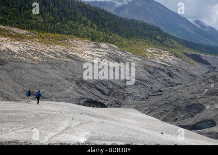 Kennicott, Alaska - un guide et un client de randonnée sur glacier dans la racine Wrangell-St. Elias National Park. Banque D'Images