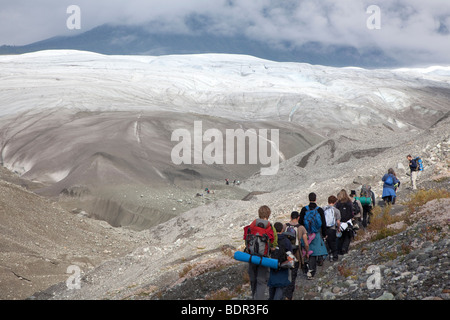 Les gens de la randonnée vers le glacier de Racine Wrangell-St. Elias National Park Banque D'Images