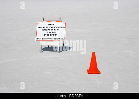 "Pas de spectateurs au-delà de ce point' warning sign on Bonneville Salt Flats Banque D'Images