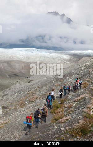 Les gens de la randonnée vers le glacier de Racine Wrangell-St. Elias National Park Banque D'Images