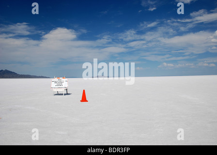 "Pas de spectateurs au-delà de ce point' warning sign on Bonneville Salt Flats Banque D'Images