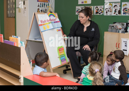 Enseignants préscolaires montrant ses élèves les jours de la semaine Banque D'Images