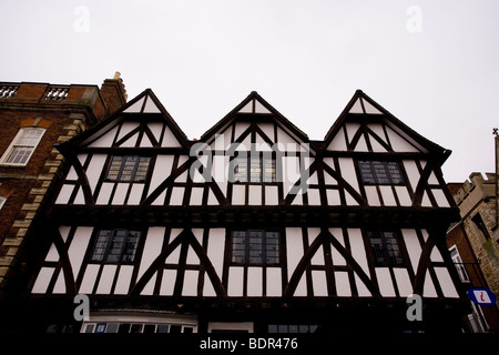 Un bâtiment tudor original dans Lincoln. Maintenant utilisé comme un bureau d'information touristique. Banque D'Images