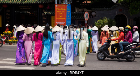 Vietnam Les femmes en tenue traditionnelle vietnamienne Banque D'Images