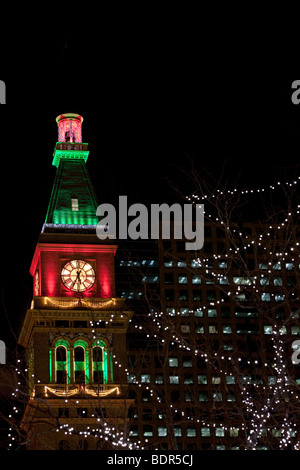 Daniels & Fisher Clock Tower illuminé pour la saison de Noël. Situé à Denver, Colorado sur la 16th Street Mall. Banque D'Images