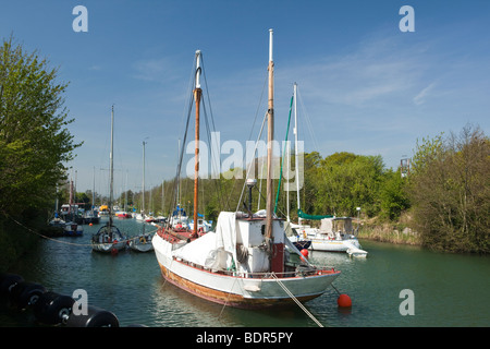 UK, Gloucestershire, Lydney quais, bateaux amarrés dans le port Severn River nouvellement restauré Banque D'Images