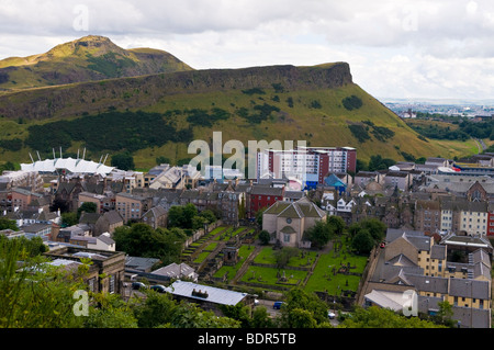 Édimbourg, Écosse, Royaume-Uni, vus de Calton Hill. Le siège d'Arthur est la colline en arrière-plan Banque D'Images