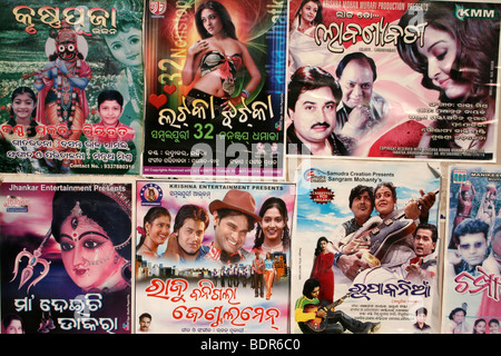 Bollywood Flyers colorés dans une commune rurale en Orissa, Inde Banque D'Images