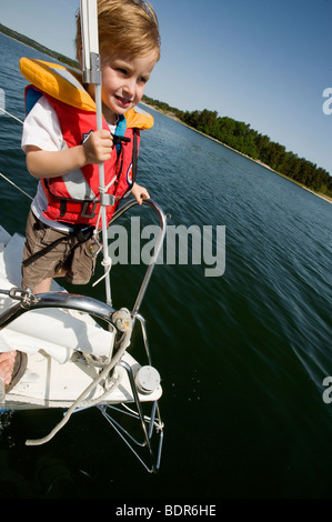 Un enfant sur un bateau de la Suède. Banque D'Images