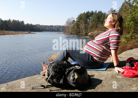 Une femme enceinte par un lac de la Suède. Banque D'Images